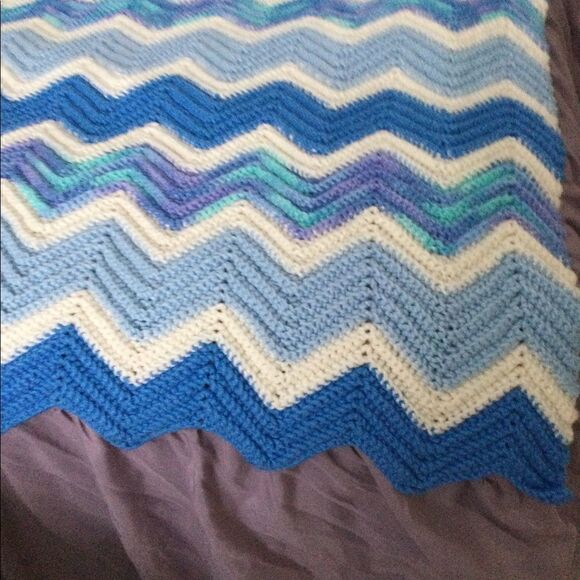 VNT throw blanket, knit, zig zag pattern - Picture 5 of 6
